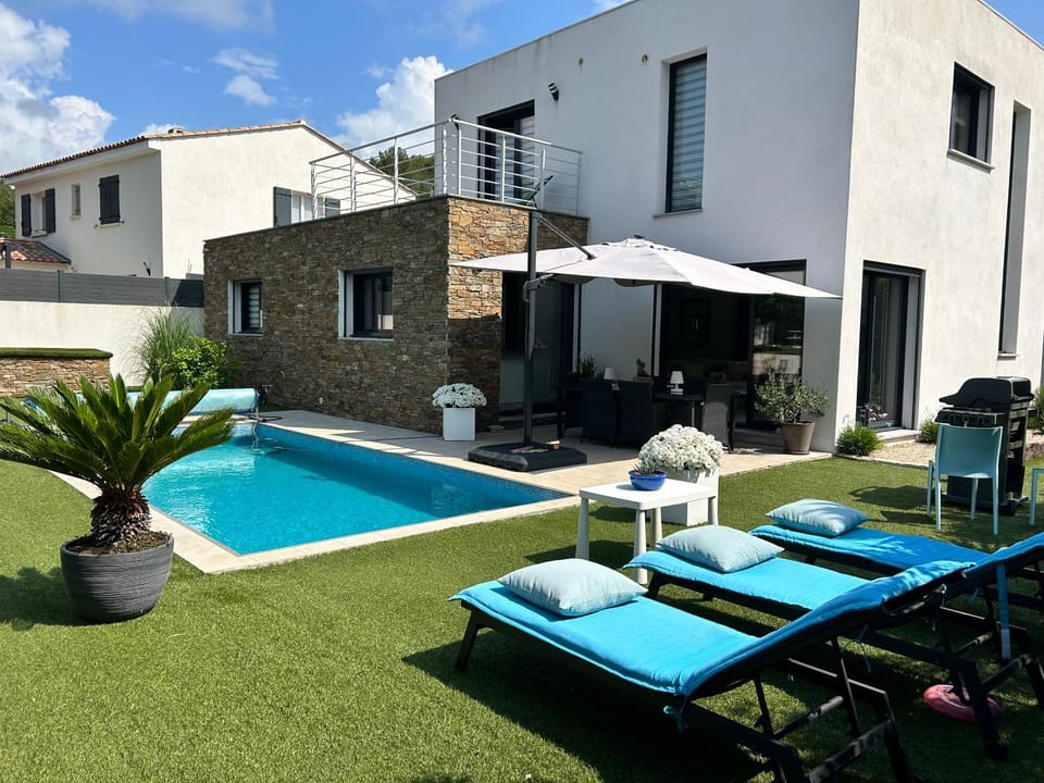 Property building, Garden, Swimming pool, sunbed