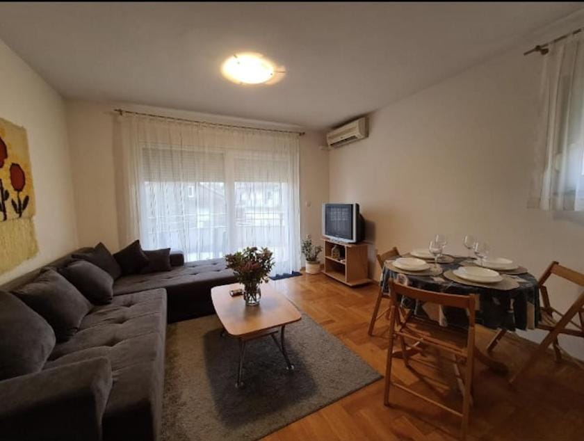 Communal lounge/ TV room, TV and multimedia, Living room, Seating area, Dining area, Evening entertainment, air conditioner