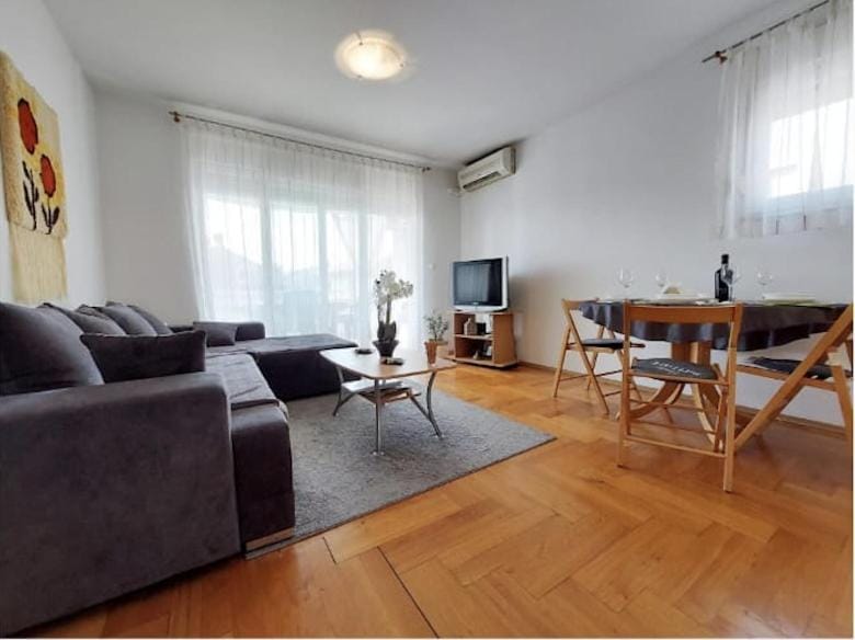 Communal lounge/ TV room, TV and multimedia, Living room, Seating area, Dining area, Evening entertainment