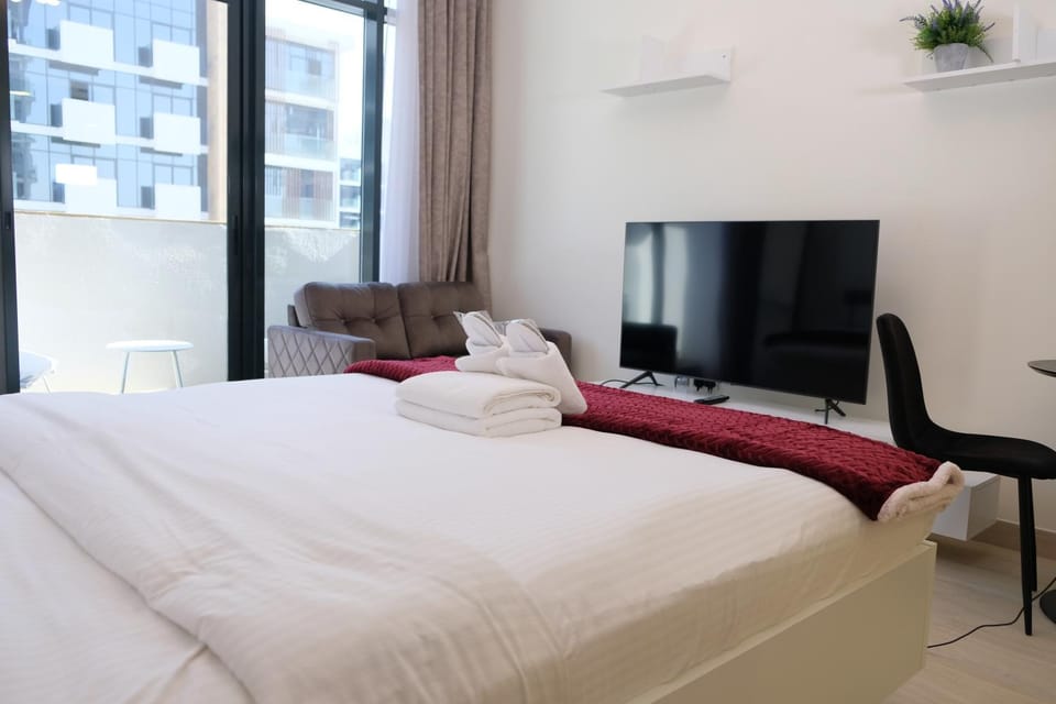 Bed, TV and multimedia, Bedroom