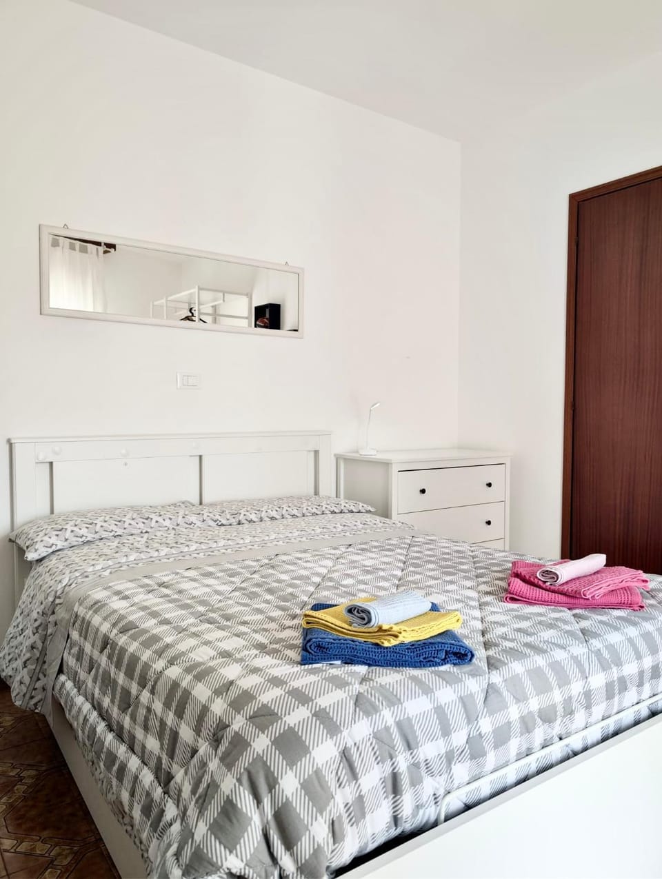 Bed, Photo of the whole room, Bedroom, towels