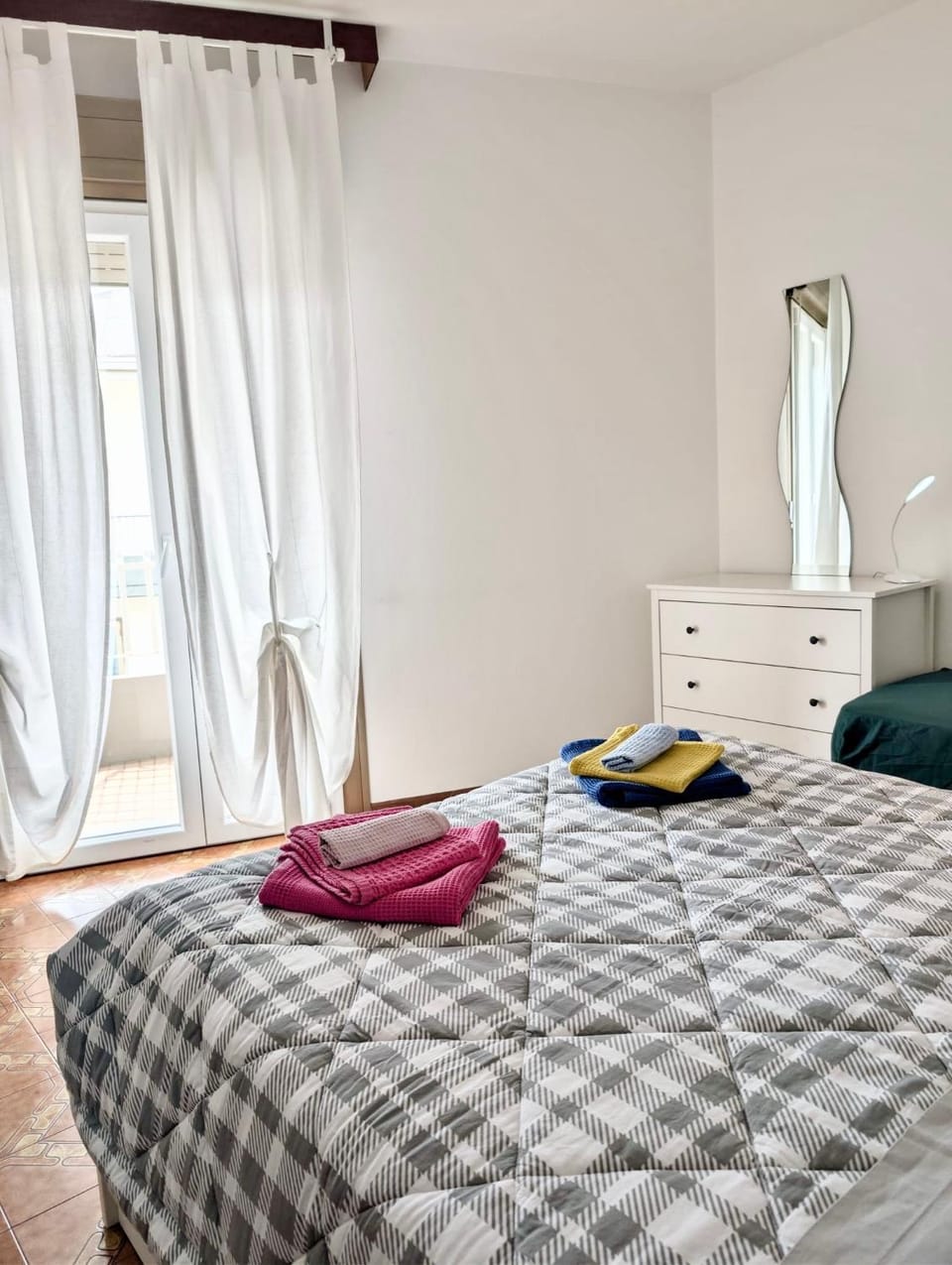 Bed, Photo of the whole room, Bedroom, towels