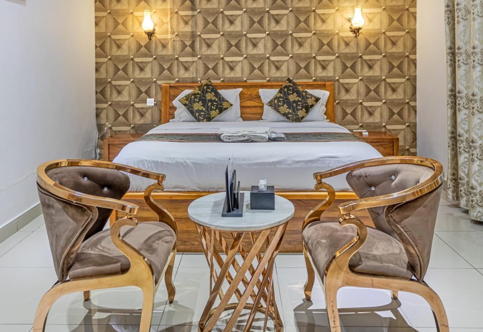 Bed, Seating area, Bedroom