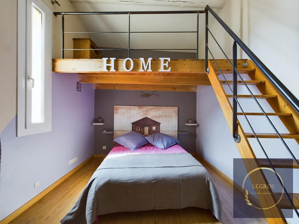 Photo of the whole room, Bedroom