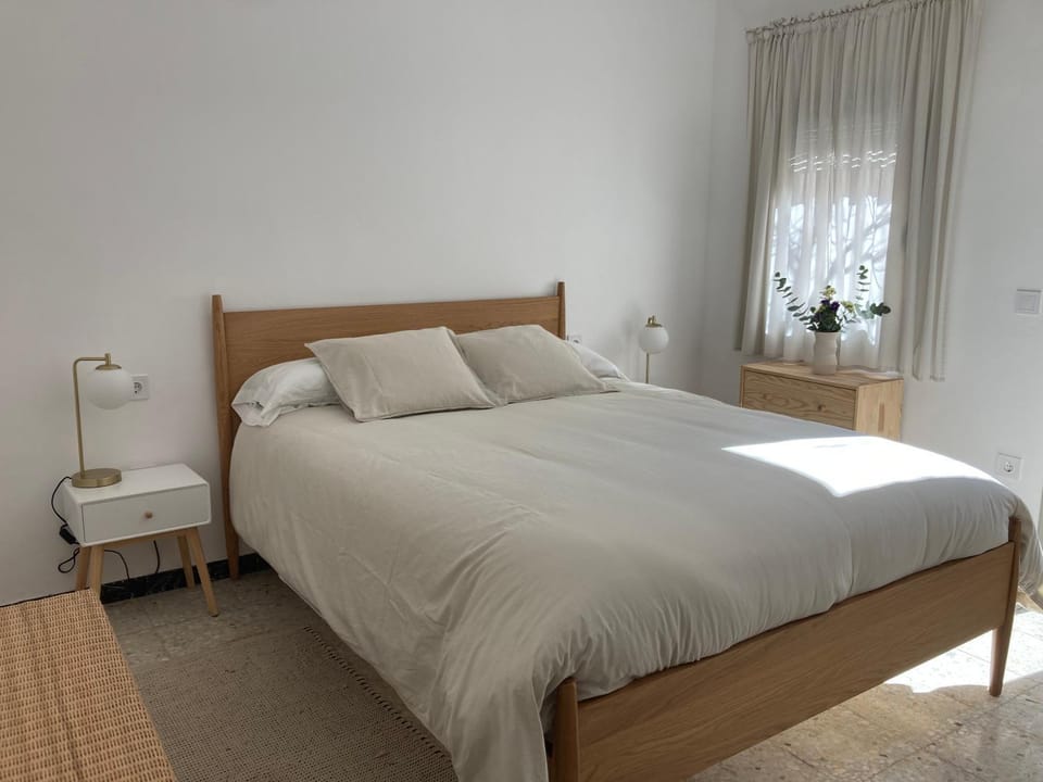 Bed, Photo of the whole room, Bedroom
