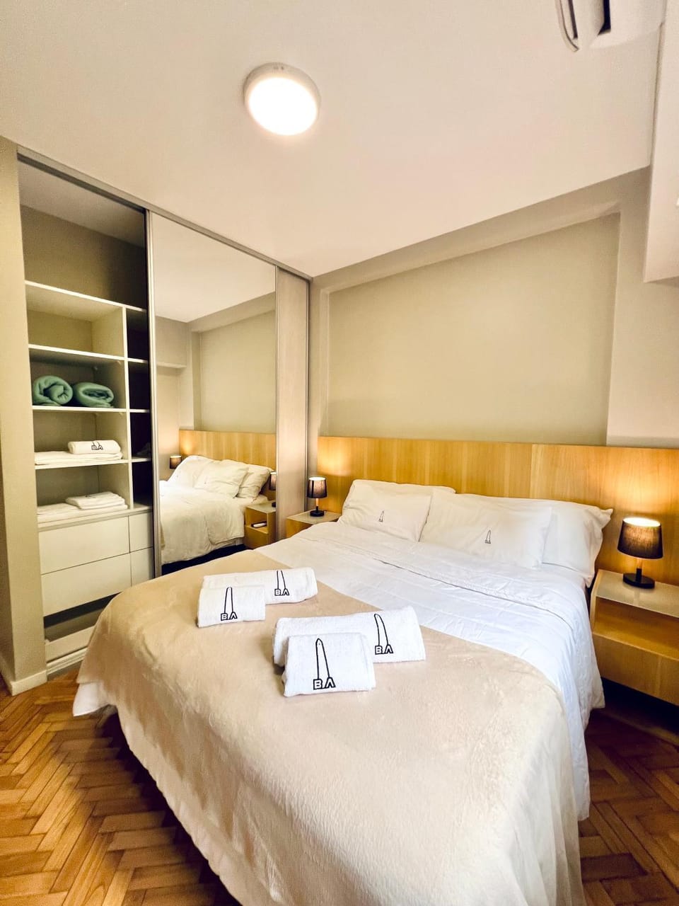 Bed, TV and multimedia, Photo of the whole room, City view, towels, wardrobe, air conditioner