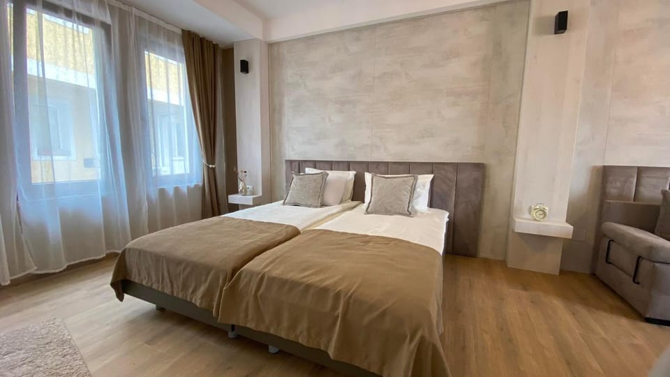 Bed, Photo of the whole room, Seating area, towels