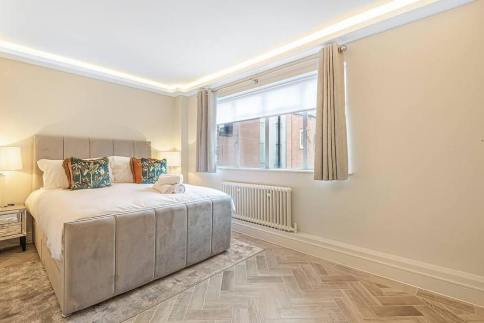Stunning 2Bd 2Bth Knightsbridge with Private Balcony and AC Apartment in City of Westminster