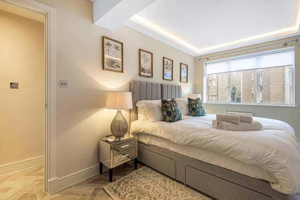 Stunning 2Bd 2Bth Knightsbridge with Private Balcony and AC Apartment in City of Westminster
