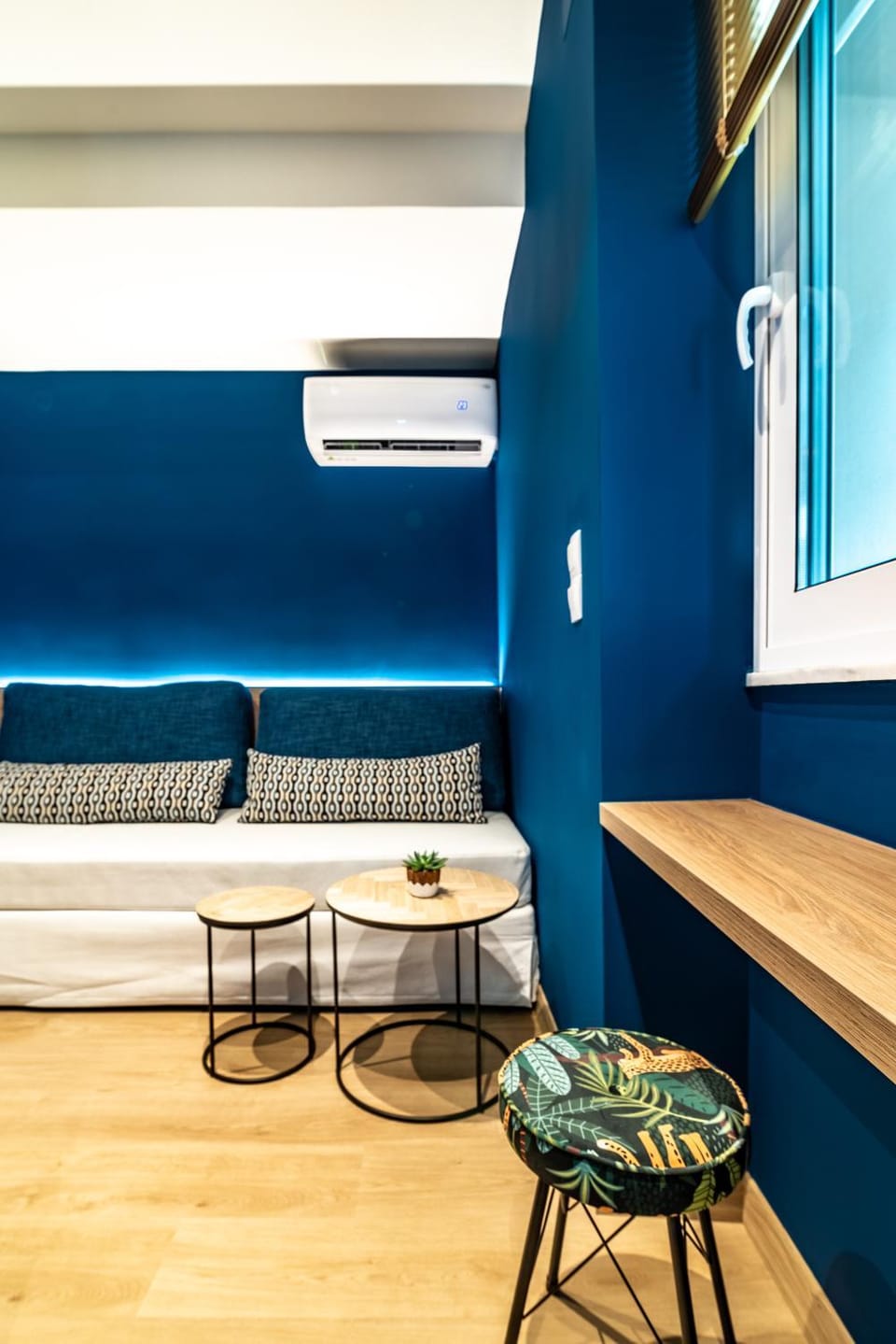 Bed, Seating area