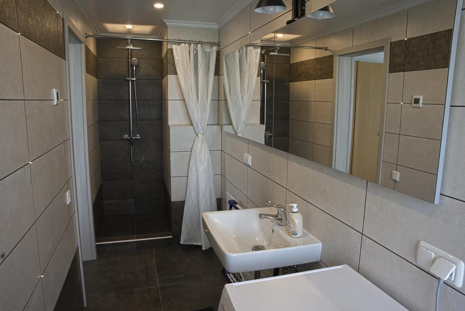 Shower, Bathroom, towels