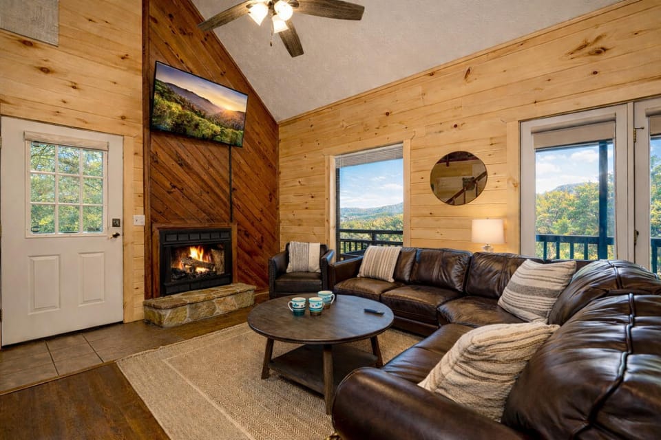 Pet Friendly, Chained in Yard, King Beds, VIEWS, Fire Pit, Spa, Private, Easy Roads House in Sevier County