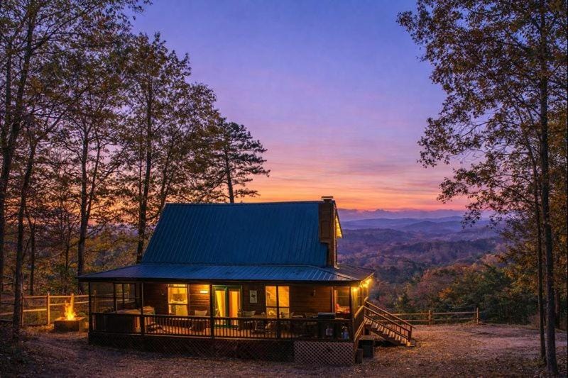 Pet Friendly, Chained in Yard, King Beds, VIEWS, Fire Pit, Spa, Private, Easy Roads House in Sevier County