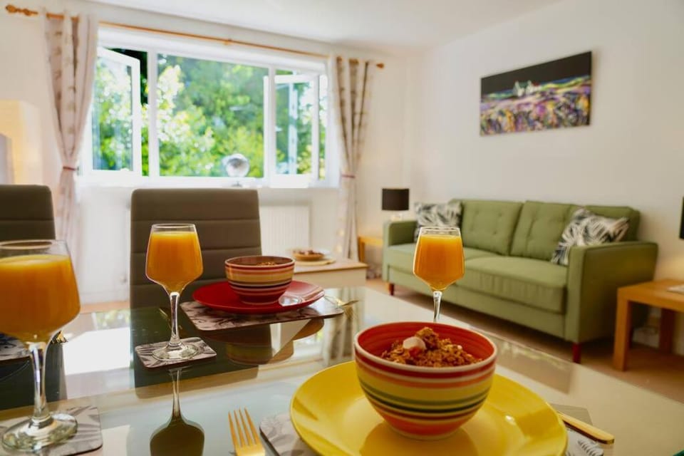 Living room, Seating area, Dining area, Food