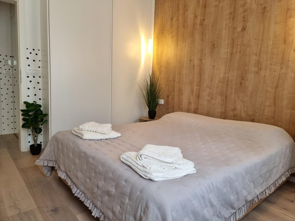 Bed, Bedroom, towels