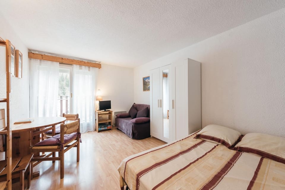 Property building, Living room, Bedroom