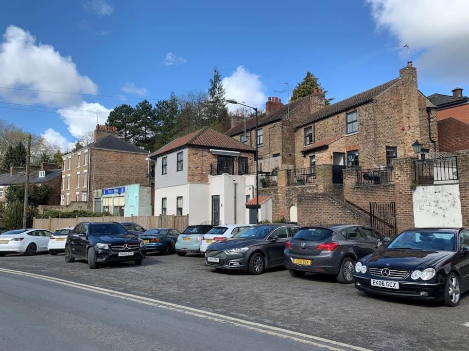 Neighbourhood, Street view, Location, Parking