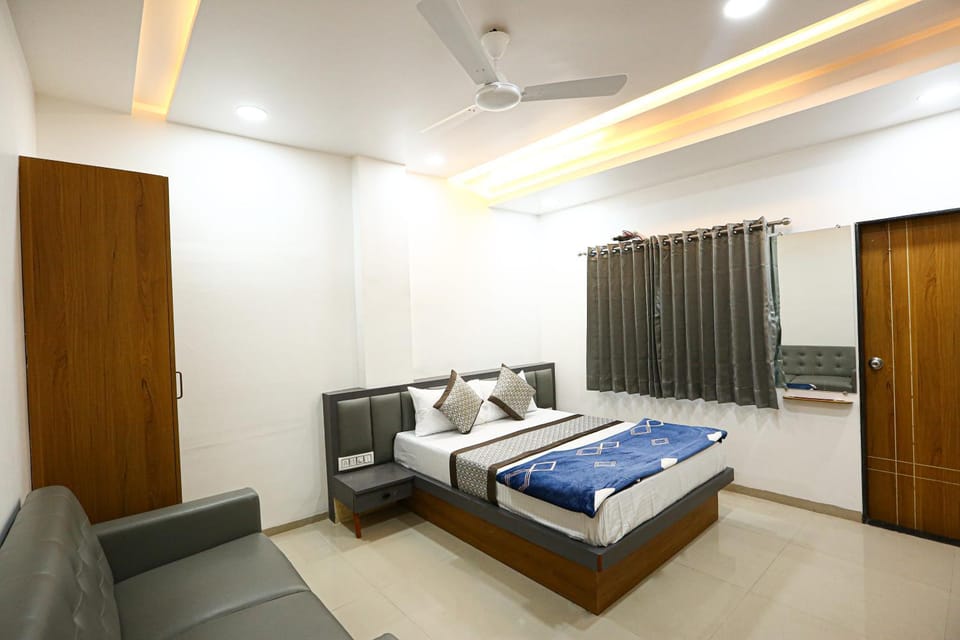 Bed, Bedroom, wardrobe, air conditioner