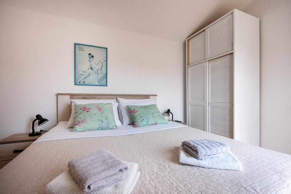 Bed, Bedroom, towels