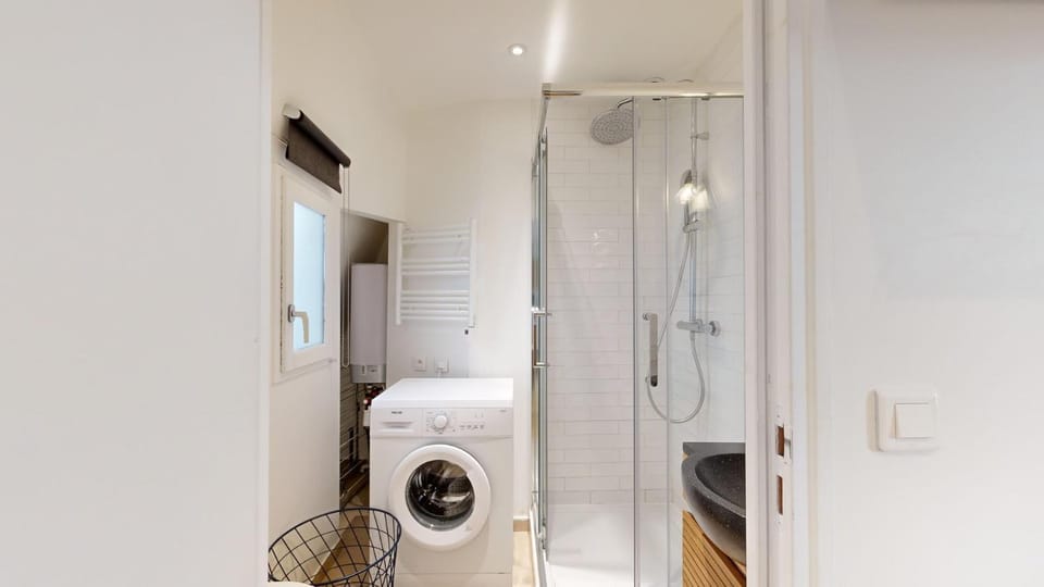 Shower, Toilet, towels