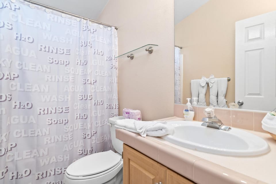 Shower, Toilet, Bathroom, Bath, towels