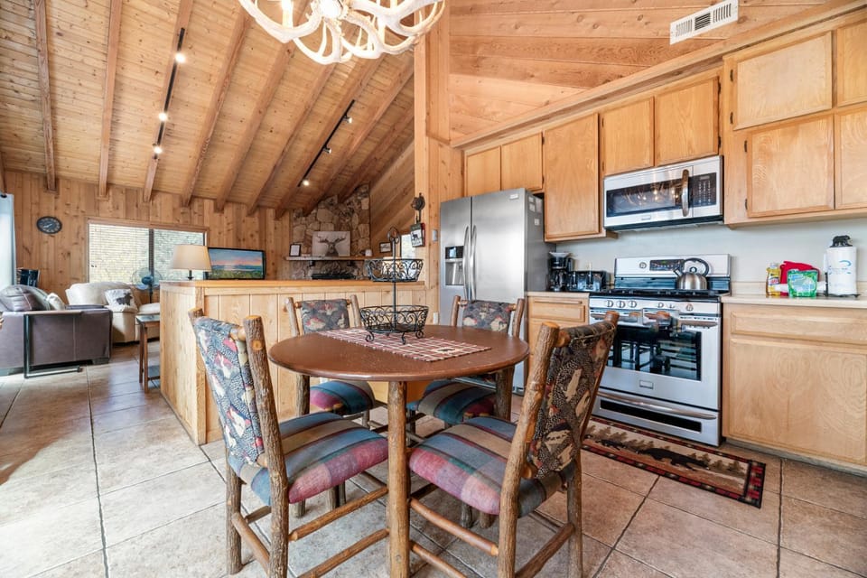 Coffee/tea facilities, Seating area, minibar, pet friendly, stove, toaster