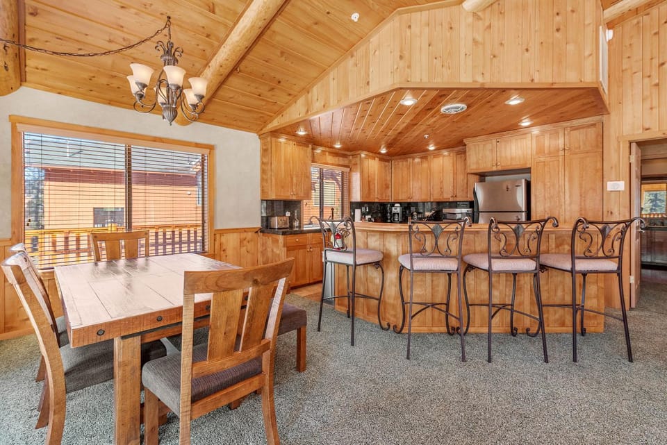 Kitchen or kitchenette, Seating area, Dining area