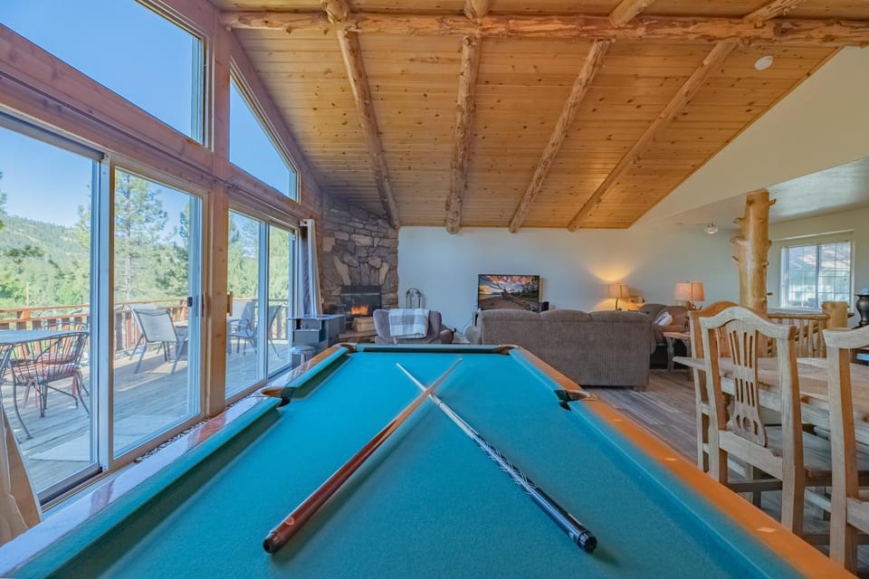 Billiard, Living room, Seating area