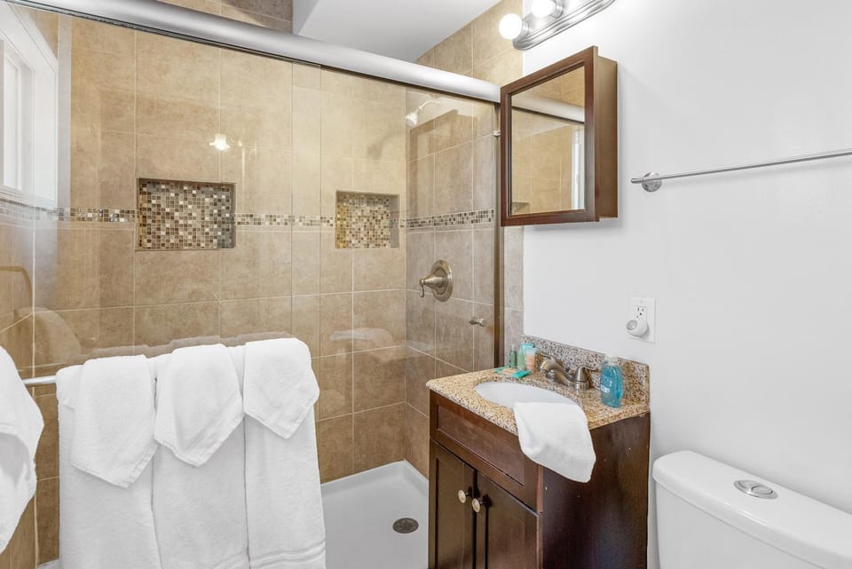 Shower, Toilet, Bathroom, towels