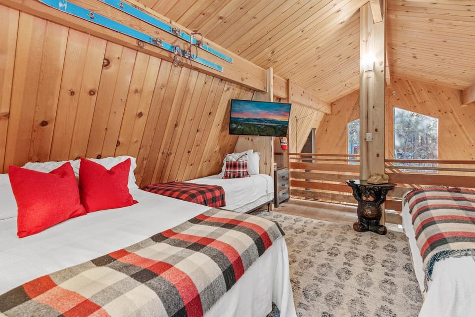 Bed, TV and multimedia, Bedroom