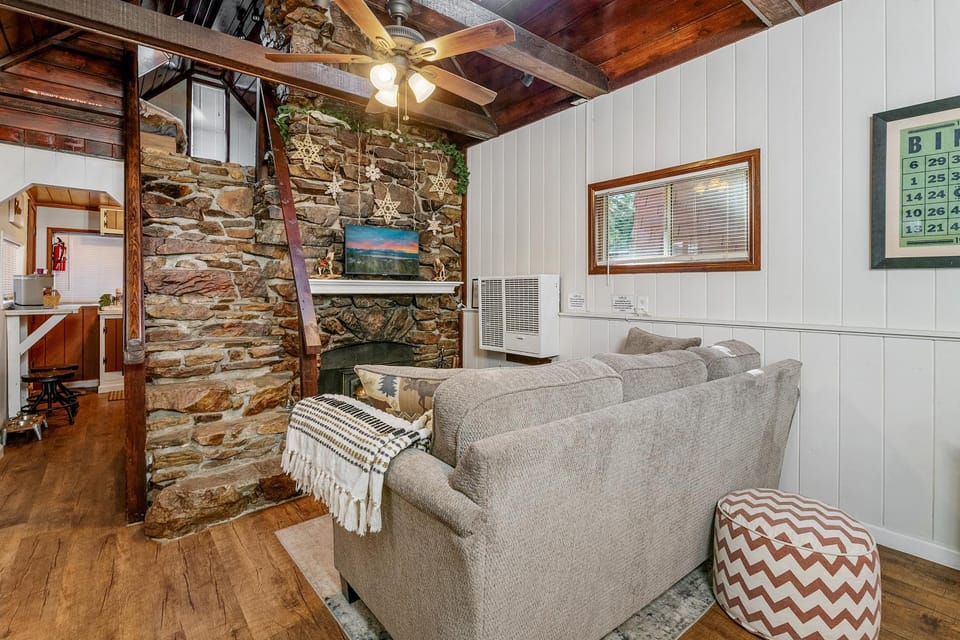 TV and multimedia, Living room, Seating area, flat iron