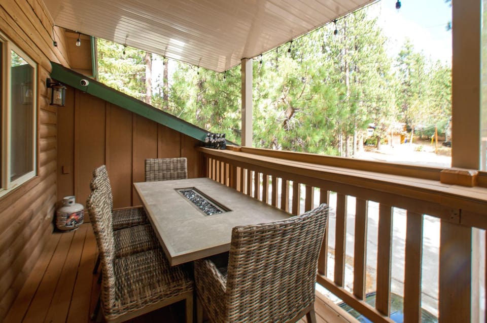 The Grizzlies Den - Log style cabin located in the desirable Fox Farm area! Games and arcade! Cabin in Big Bear