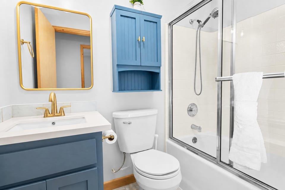 Shower, Toilet, Bathroom, towels