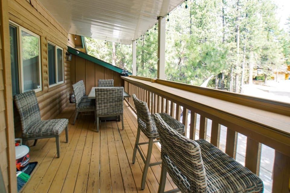 The Grizzlies Den - Log style cabin located in the desirable Fox Farm area! Games and arcade! Cabin in Big Bear