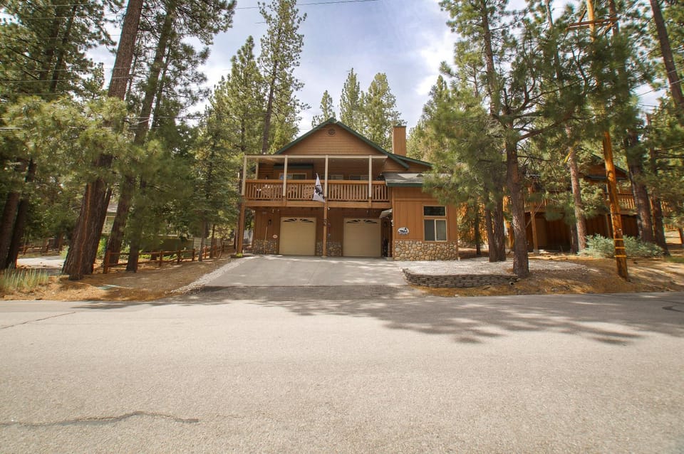 The Grizzlies Den - Log style cabin located in the desirable Fox Farm area! Games and arcade! Cabin in Big Bear