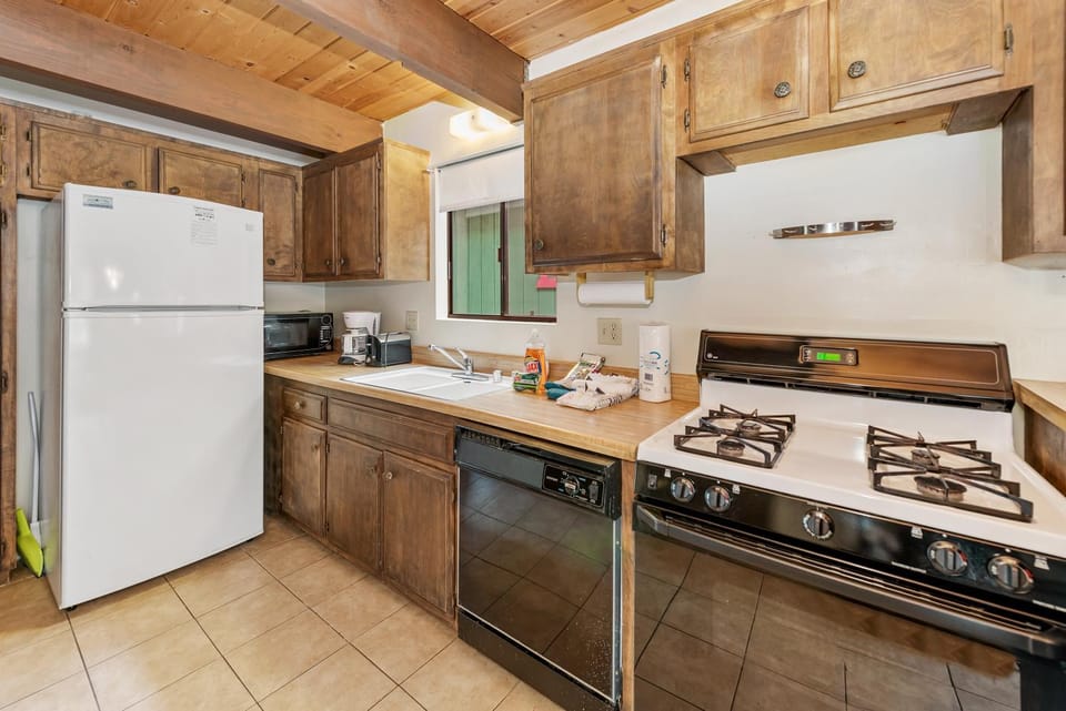 Kitchen or kitchenette, dishwasher, pet friendly, stove