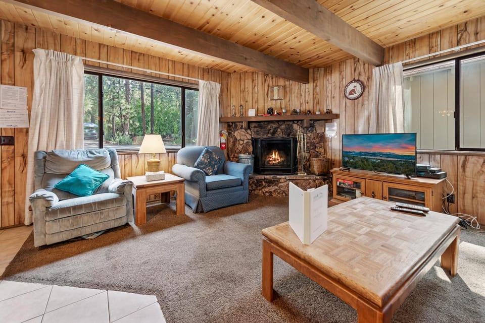 TV and multimedia, Living room, Seating area, flat iron