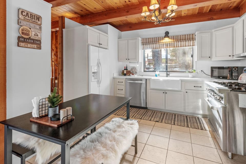 Kitchen or kitchenette, Dining area, dishwasher, pet friendly