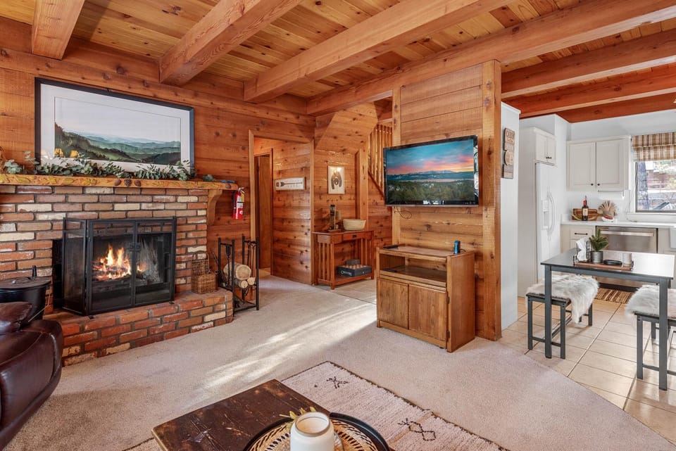 TV and multimedia, Kitchen or kitchenette, Living room, Seating area, flat iron