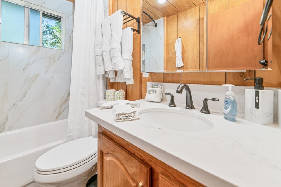 Shower, Toilet, Bathroom, Bath, towels