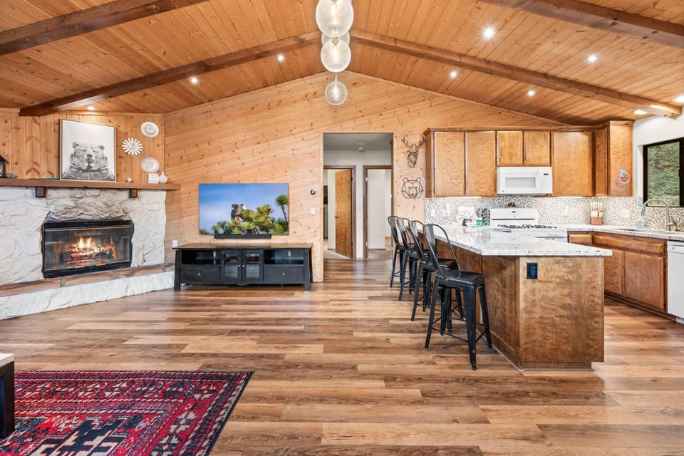 TV and multimedia, Kitchen or kitchenette, Living room, Seating area, Dining area