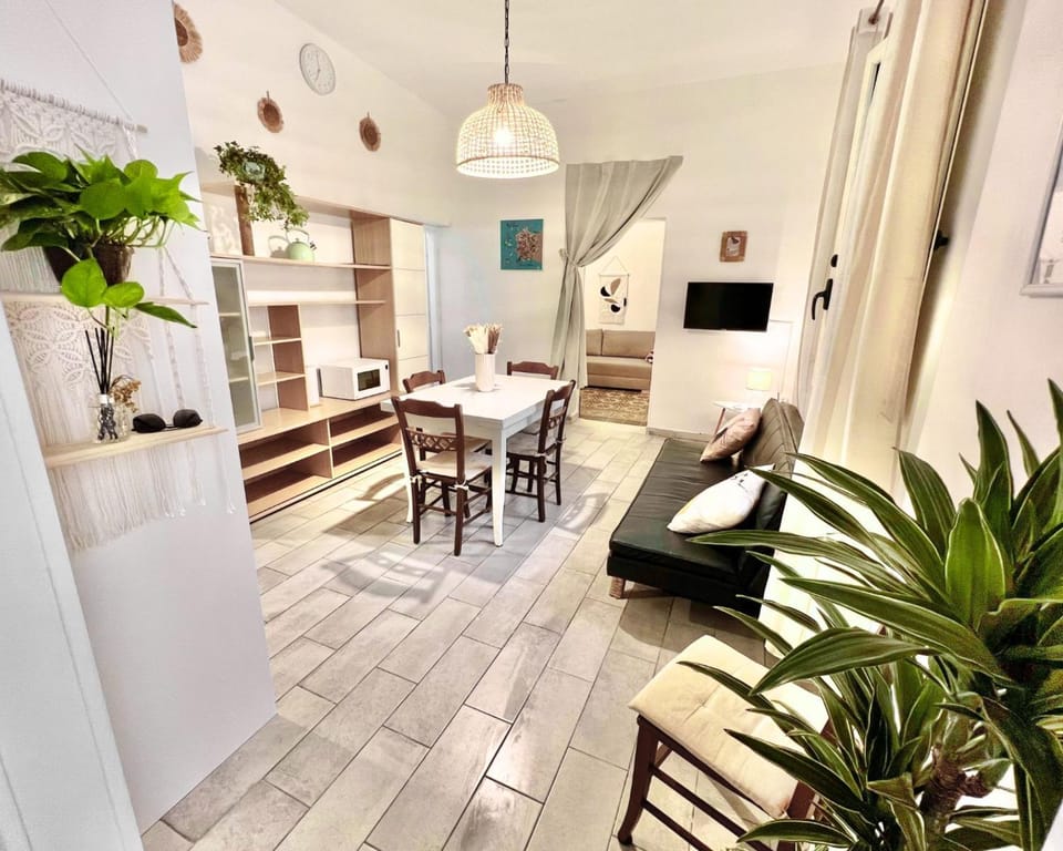 TV and multimedia, Living room, Lounge or bar, Seating area, Dining area