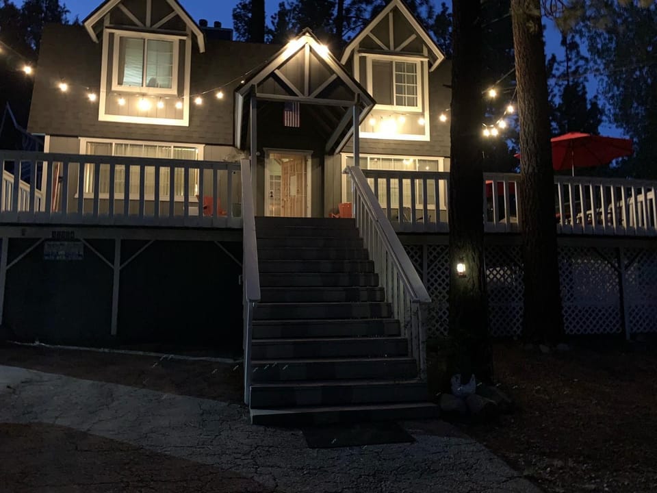 Property building, Facade/entrance, Night