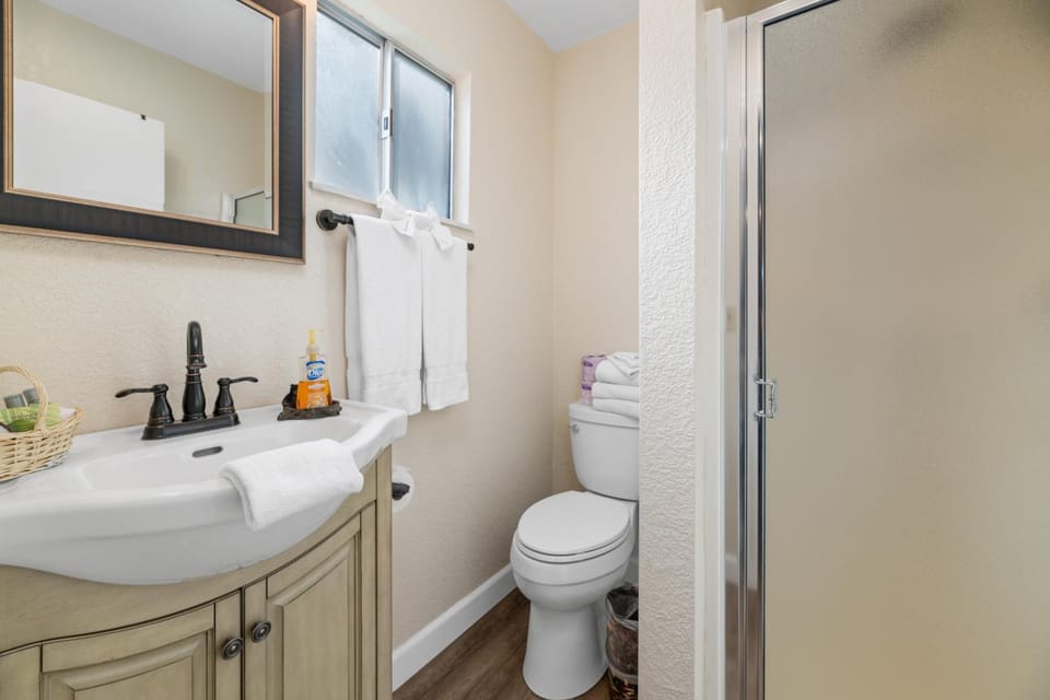 Shower, Toilet, Bathroom, towels