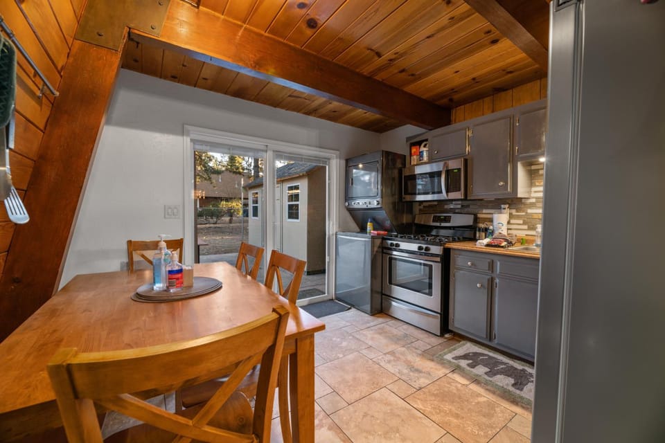 Kitchen or kitchenette, Dining area, minibar, pet friendly, stove, toaster