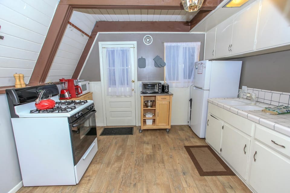 Kitchen or kitchenette, pet friendly, stove