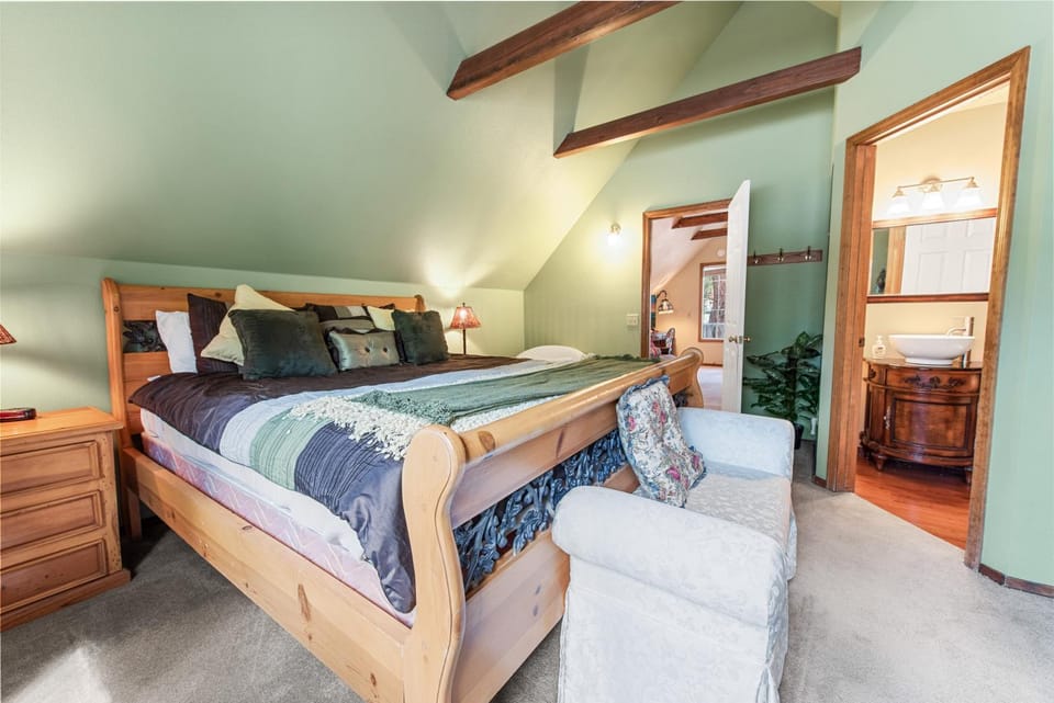 Bed, Photo of the whole room, Bedroom