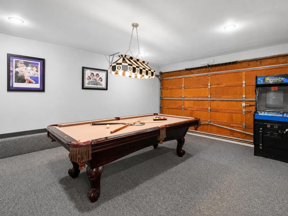 Billiard, Game Room