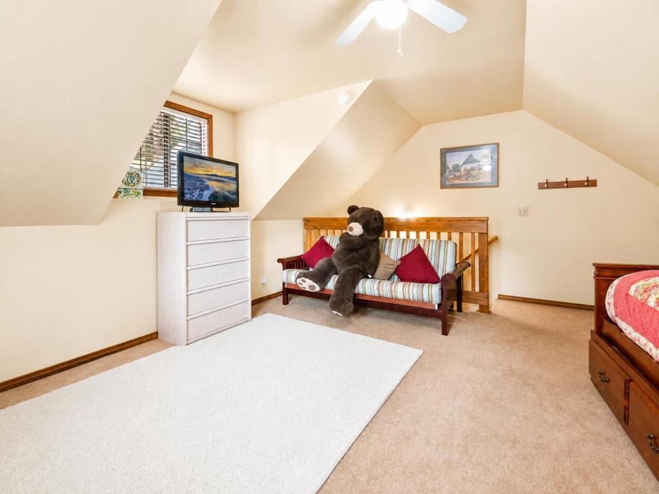 Bed, TV and multimedia, Bedroom
