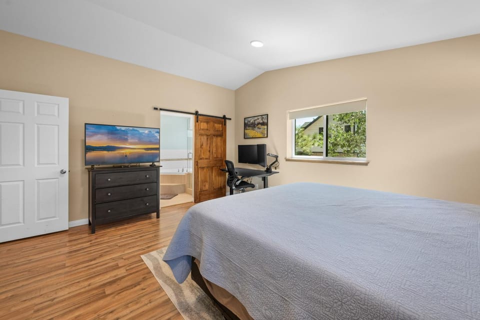 Bed, TV and multimedia, Bedroom